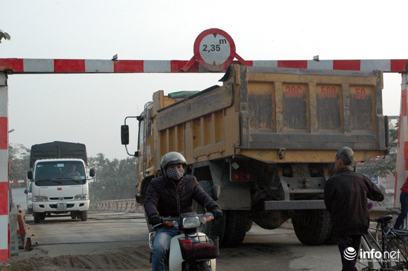 Thót tim nhìn người dân “chèo” phương tiện qua cầu trên sông Nhuệ - ảnh 10