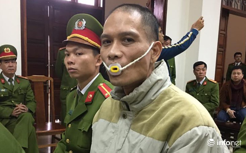 Kẻ giết 4 bà cháu ở Quảng Ninh đeo công cụ chống cắn lưỡi tới tòa - ảnh 3