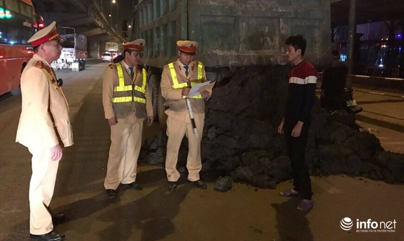 Đổ trộm phế thải ra đường, bị CSGT buộc dọn sạch trước sự chứng kiến của dân - ảnh 1