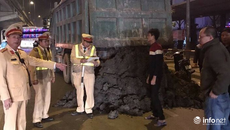 Đổ trộm phế thải ra đường, bị CSGT buộc dọn sạch trước sự chứng kiến của dân - ảnh 2