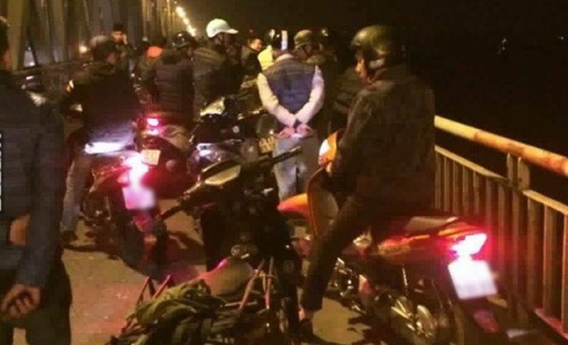 Nam thanh niên rơi từ trên cầu Chương Dương xuống đất, tử vong - ảnh 1