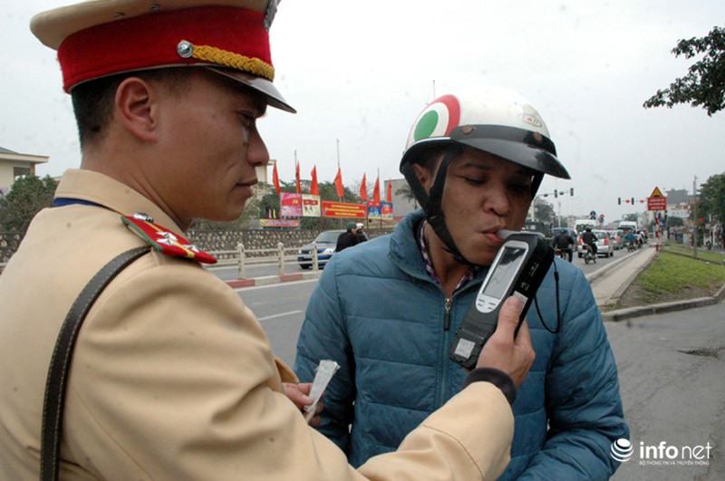 Mỗi ngày có hơn 200 “ma men” đi đường bị xử phạt - ảnh 2