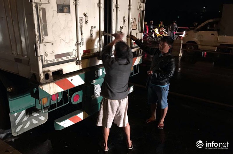 Đang lưu thông trên cầu Thanh Trì, xe container bị cháy trơ khung - ảnh 11