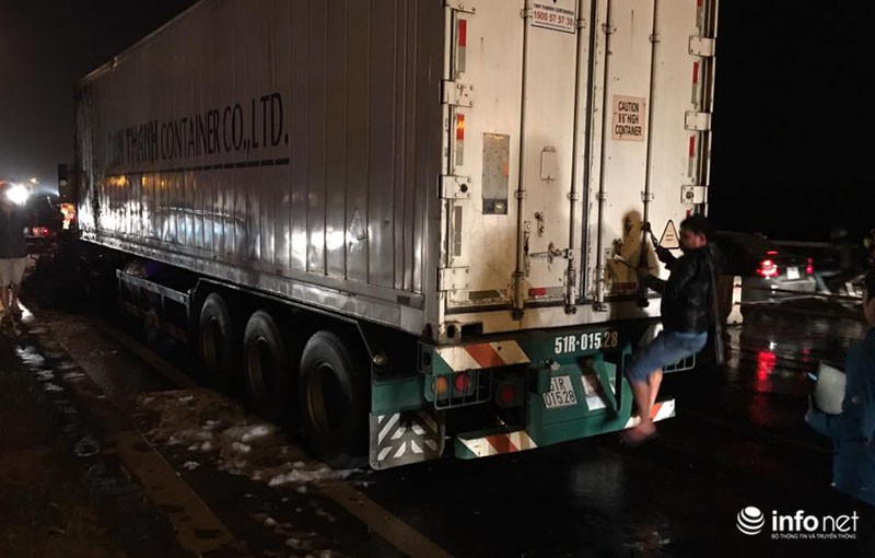 Đang lưu thông trên cầu Thanh Trì, xe container bị cháy trơ khung - ảnh 12