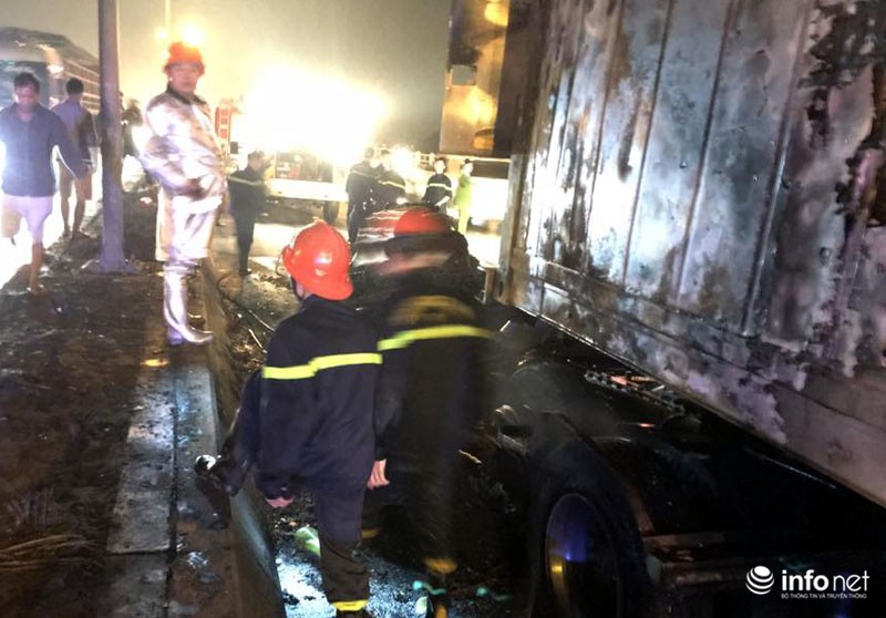 Đang lưu thông trên cầu Thanh Trì, xe container bị cháy trơ khung - ảnh 7