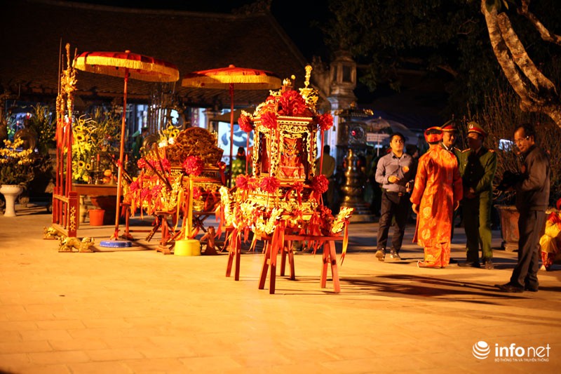 Hàng nghìn khách thập phương đổ về dự lễ khai ấn đền Trần - ảnh 1