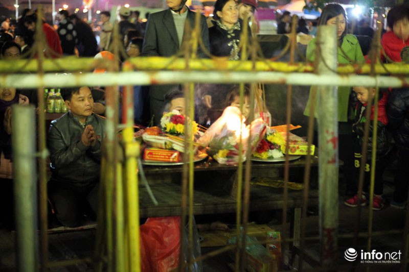 Hàng nghìn khách thập phương đổ về dự lễ khai ấn đền Trần - ảnh 9