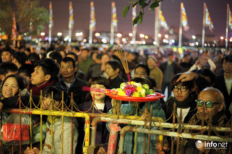 Hàng nghìn khách thập phương đổ về dự lễ khai ấn đền Trần - ảnh 10