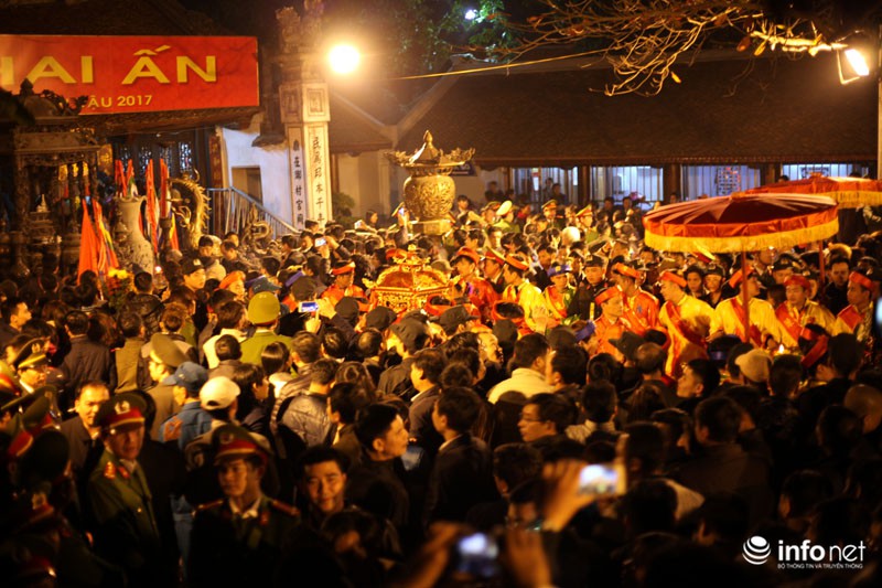Hàng nghìn khách thập phương đổ về dự lễ khai ấn đền Trần - ảnh 2