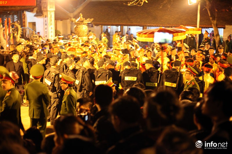 Hàng nghìn khách thập phương đổ về dự lễ khai ấn đền Trần - ảnh 3