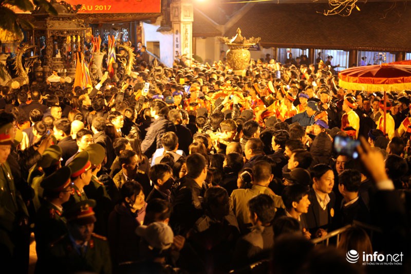 Hàng nghìn khách thập phương đổ về dự lễ khai ấn đền Trần - ảnh 4