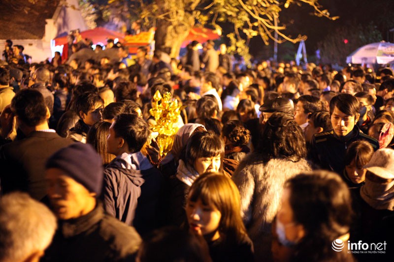 Hàng nghìn khách thập phương đổ về dự lễ khai ấn đền Trần - ảnh 5