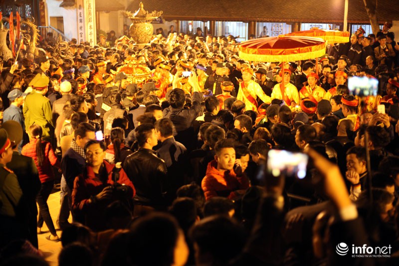 Hàng nghìn khách thập phương đổ về dự lễ khai ấn đền Trần - ảnh 6