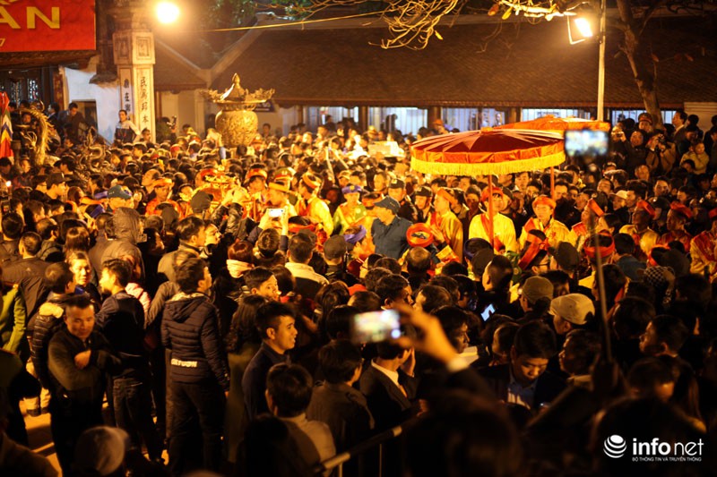 Hàng nghìn khách thập phương đổ về dự lễ khai ấn đền Trần - ảnh 7