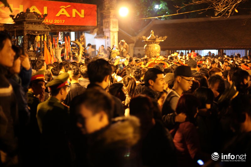 Hàng nghìn khách thập phương đổ về dự lễ khai ấn đền Trần - ảnh 8