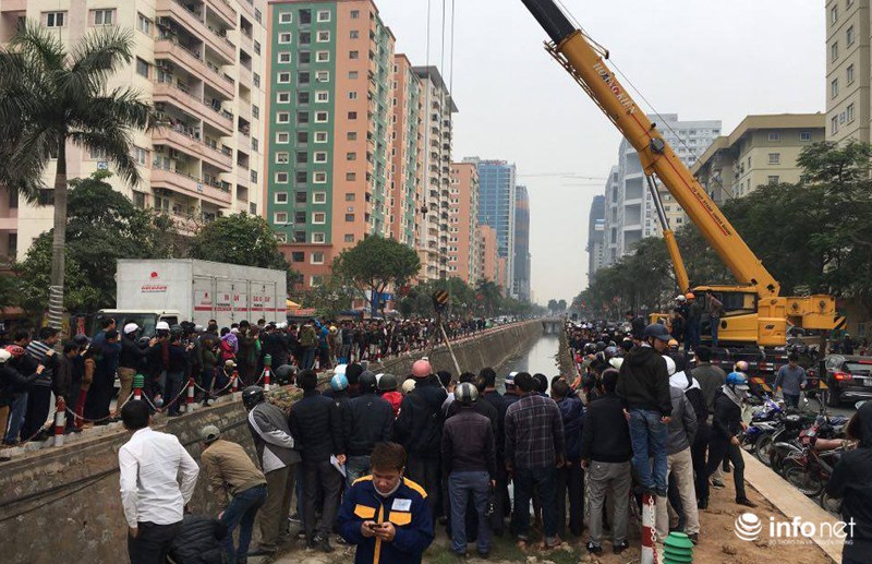 Xế hộp đang đi bất ngờ lao qua vỉa hè rơi xuống mương nước - ảnh 3