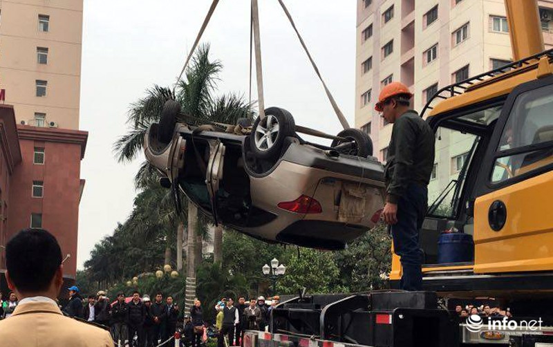 Xế hộp đang đi bất ngờ lao qua vỉa hè rơi xuống mương nước - ảnh 10