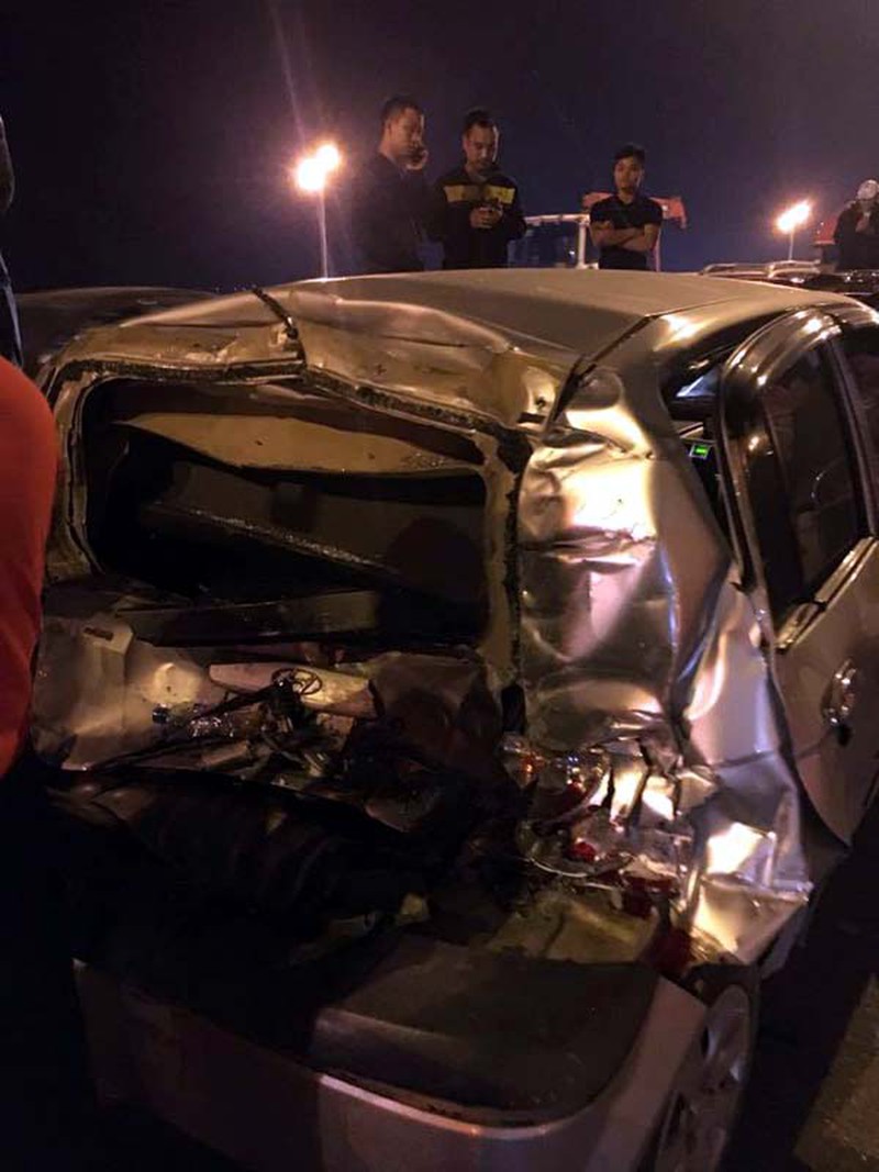 Xe chở xăng dầu gây tai nạn liên hoàn trên cầu Thanh Trì, giao thông ách tắc - ảnh 4