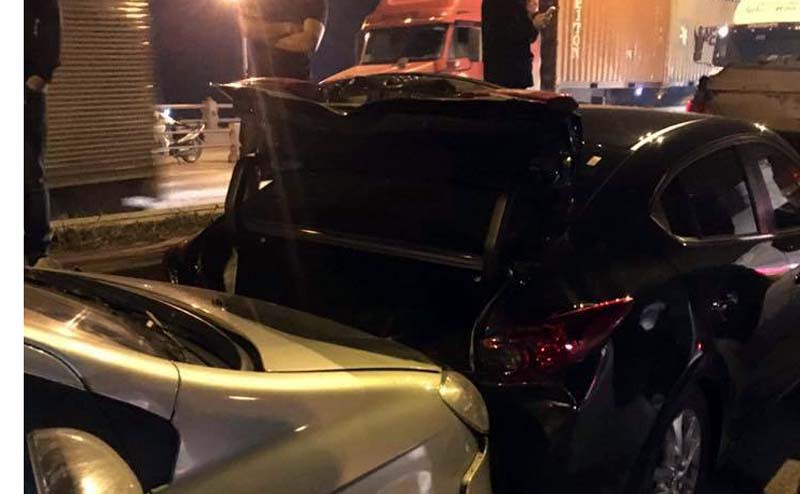 Xe chở xăng dầu gây tai nạn liên hoàn trên cầu Thanh Trì, giao thông ách tắc - ảnh 1