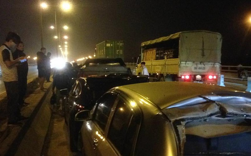 Xe chở xăng dầu gây tai nạn liên hoàn trên cầu Thanh Trì, giao thông ách tắc - ảnh 3