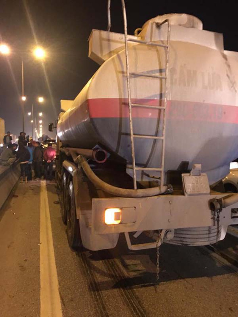 Xe chở xăng dầu gây tai nạn liên hoàn trên cầu Thanh Trì, giao thông ách tắc - ảnh 2