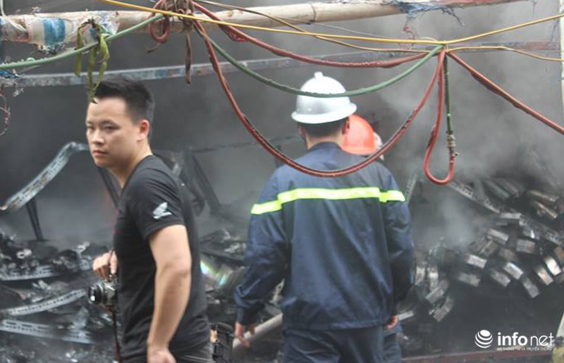 Hà Nội: Cháy kho hàng, cột khói dựng cao hàng chục mét - ảnh 7