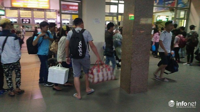 Hà Nội: Tối muộn, dòng người vẫn quây kín bến xe chờ mua vé đi nghỉ lễ - ảnh 1