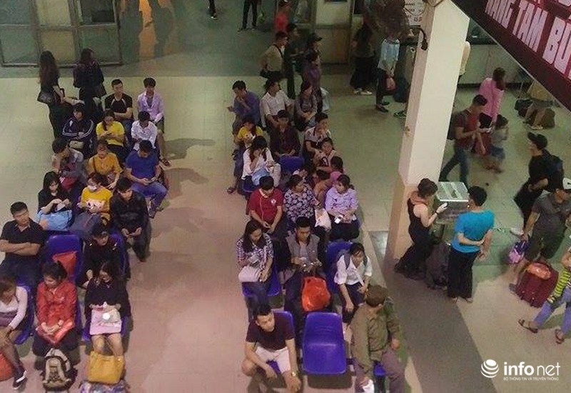 Hà Nội: Tối muộn, dòng người vẫn quây kín bến xe chờ mua vé đi nghỉ lễ - ảnh 10