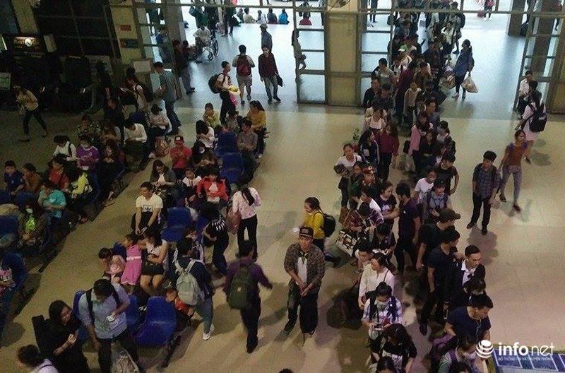 Hà Nội: Tối muộn, dòng người vẫn quây kín bến xe chờ mua vé đi nghỉ lễ - ảnh 11
