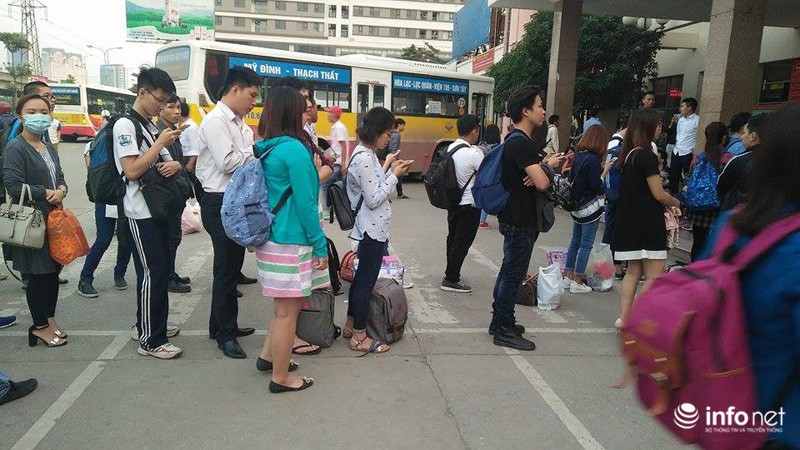 Hà Nội: Tối muộn, dòng người vẫn quây kín bến xe chờ mua vé đi nghỉ lễ - ảnh 2