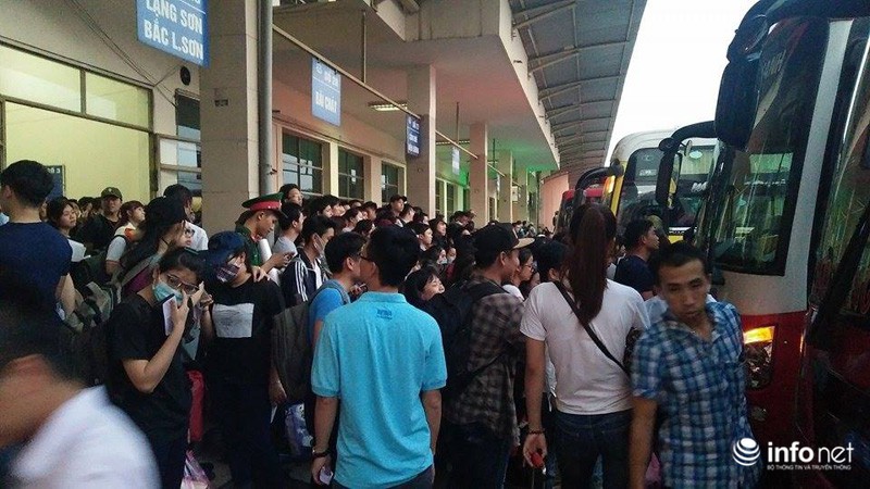 Hà Nội: Tối muộn, dòng người vẫn quây kín bến xe chờ mua vé đi nghỉ lễ - ảnh 4