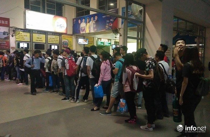 Hà Nội: Tối muộn, dòng người vẫn quây kín bến xe chờ mua vé đi nghỉ lễ - ảnh 5