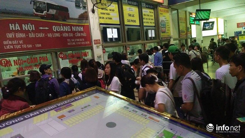 Hà Nội: Tối muộn, dòng người vẫn quây kín bến xe chờ mua vé đi nghỉ lễ - ảnh 6