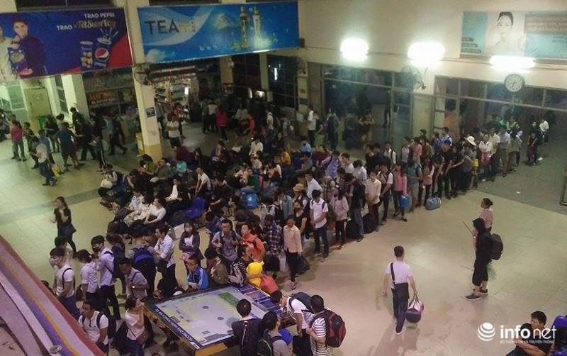 Hà Nội: Tối muộn, dòng người vẫn quây kín bến xe chờ mua vé đi nghỉ lễ - ảnh 7