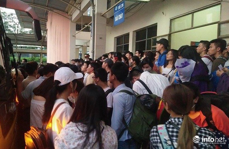 Hà Nội: Tối muộn, dòng người vẫn quây kín bến xe chờ mua vé đi nghỉ lễ - ảnh 8