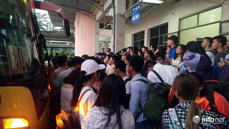 Hà Nội: Tối muộn, dòng người vẫn quây kín bến xe chờ mua vé đi nghỉ lễ - ảnh 9