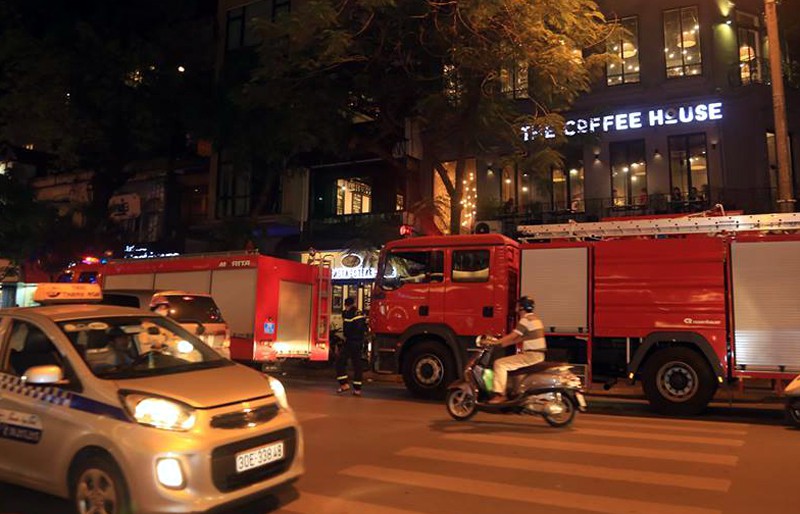 Khói nghi ngút bốc lên cạnh rạp Kim Đồng, nhiều người hoảng loạn - ảnh 2