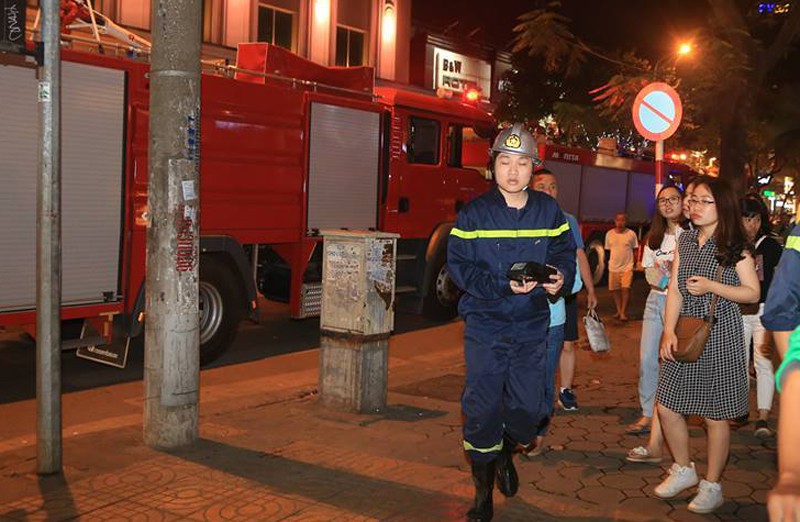 Khói nghi ngút bốc lên cạnh rạp Kim Đồng, nhiều người hoảng loạn - ảnh 3