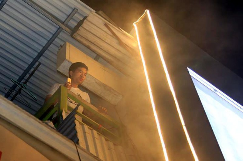 Khói nghi ngút bốc lên cạnh rạp Kim Đồng, nhiều người hoảng loạn - ảnh 1