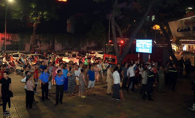 Khói nghi ngút bốc lên cạnh rạp Kim Đồng, nhiều người hoảng loạn - ảnh 4