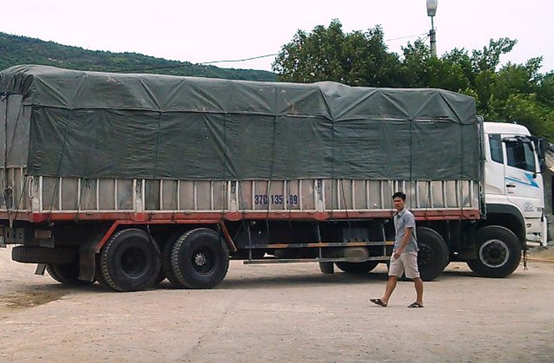 Chở quá tải còn ngang nhiên chống trả CSGT - ảnh 2