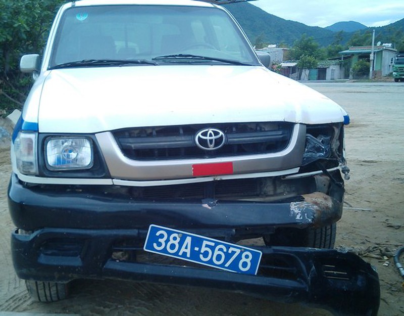 Chở quá tải còn ngang nhiên chống trả CSGT - ảnh 1