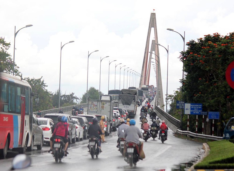 Đường miền Tây không còn chỗ thở, xế hộp 'hết hơi' chờ qua cầu