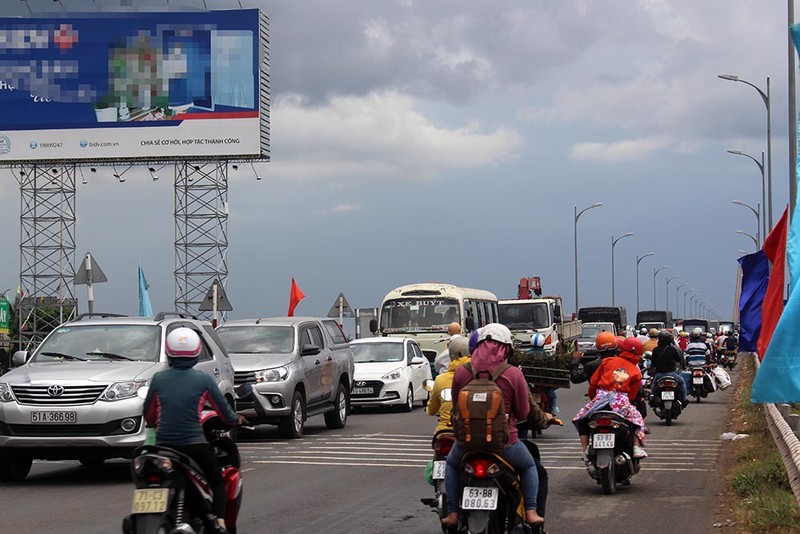 Đường miền Tây không còn chỗ thở, xế hộp 'hết hơi' chờ qua cầu