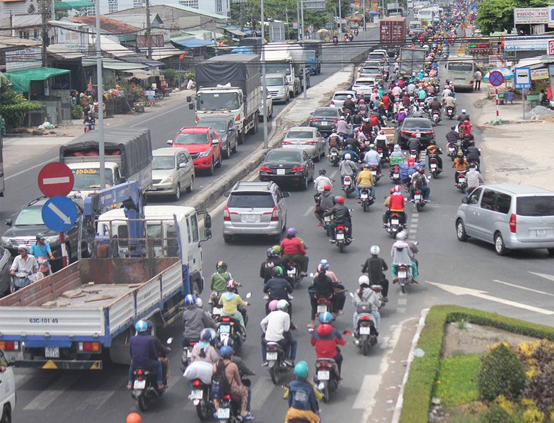 Đường miền Tây không còn chỗ thở, xế hộp 'hết hơi' chờ qua cầu