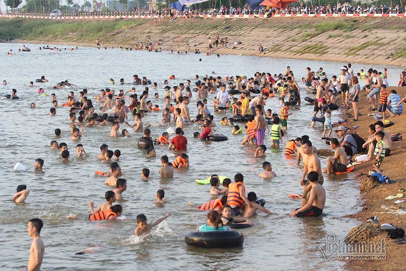 Hà Nội nóng rát, 'bãi biển' ngoại thành ngàn người tắm mát