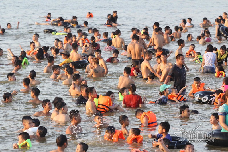 Hà Nội nóng rát, 'bãi biển' ngoại thành ngàn người tắm mát