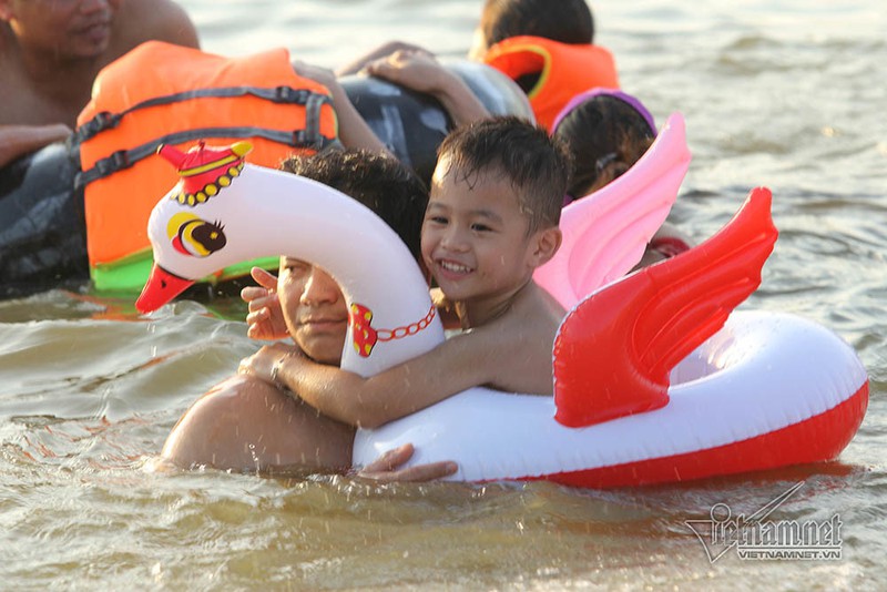 Hà Nội nóng rát, 'bãi biển' ngoại thành ngàn người tắm mát