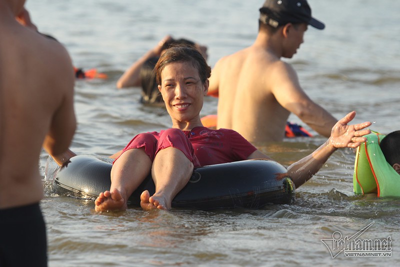 Hà Nội nóng rát, 'bãi biển' ngoại thành ngàn người tắm mát