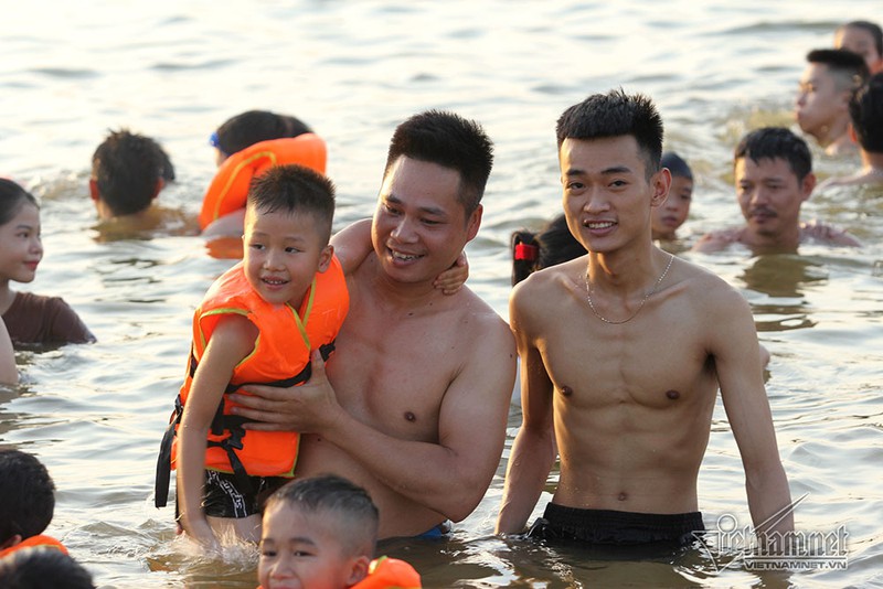 Hà Nội nóng rát, 'bãi biển' ngoại thành ngàn người tắm mát